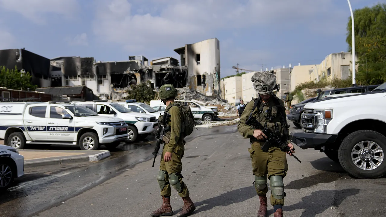 Războiul Israel-Hamas, ziua 2. Hezbollah intră în ring, alături de Hamas, şi trimite rachete din Liban / Luptele se intensifică; tancurile mărşăluiesc spre Gaza / Bilanţul oficial al victimelor creşte de la o oră la alta / Atac asupra unor turişti în Egipt: două persoane omorâte