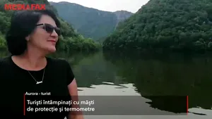 Pensiunile îşi aşteaptă turiştii cu termometre şi măşti