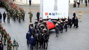 Procesiune la moartea Regelui Mihai. Trupul neînsufleţit va fi urcat pe un afet de tun şi dus până la Patriarhie