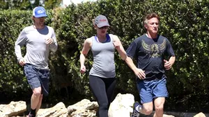 Scarlett Johansson şi Sean Penn fac sport împreună. Actriţa aleargă cu burtica la vedere - FOTO