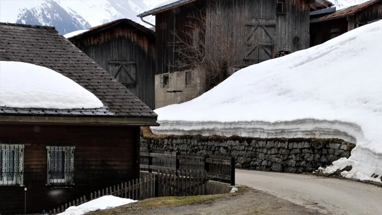 Un sat în care s-au petrecut mai multe crime este invadat de turiștii atrași de mistere