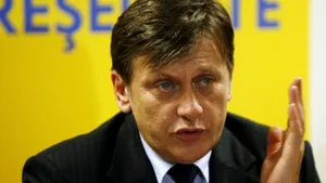 Antonescu îi acuză pe liderii PDL că prin şantaj şi ameninţări racolează liberali din teritoriu