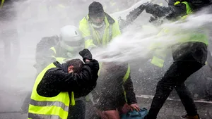 VIDEO Scene incredibile în timpul protestelor violente din Paris: vehicule incendiate şi magazine vandalizate. Cel puţin 70 de răniţi, printre care şi jurnalişti LIVE TEXT