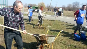 Boc a plantat arbori într-un parc din Cluj, în cadrul programului Capitală Europeană a Tineretului - FOTO