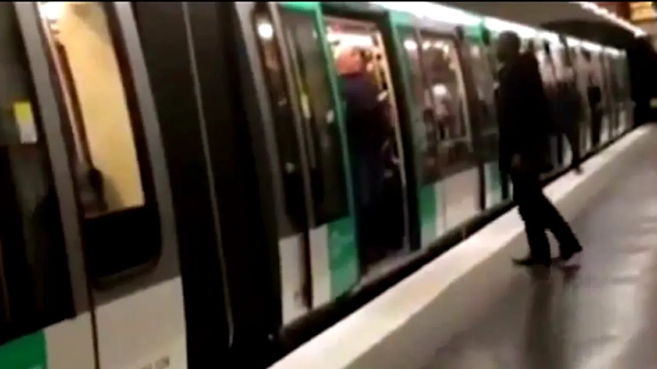 Victima incidentului rasist de la metroul parizian va depune plângere împotriva agresorilor - VIDEO