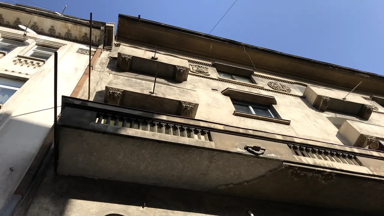 #Colectiv, 3 ani. Nepăsarea domneşte în Centrul Istoric: Balcoane ce stau să cadă chiar în sediul Poliţiei / GALERIE FOTO
