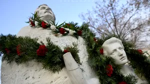 Galaţi: O replică a mâinii muzei lui Eminescu, furată sistematic, montată doar de ziua poetului