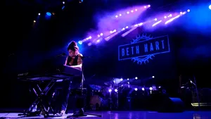 REPORTAJ: Beth Hart, un show plin de energie şi emoţie, la Bucureşti