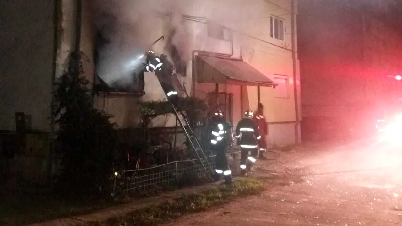 Bloc evacuat în timpul nopţii. O persoană a murit în INCENDIU, alte trei au fost intoxicate cu fum