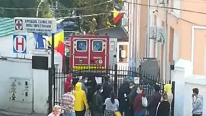 COVID-19 în rând cu lumea. La Iaşi, persoanele confirmate cu noul coronavirus stau la coadă în faţa spitalului pentru a fi evaluate