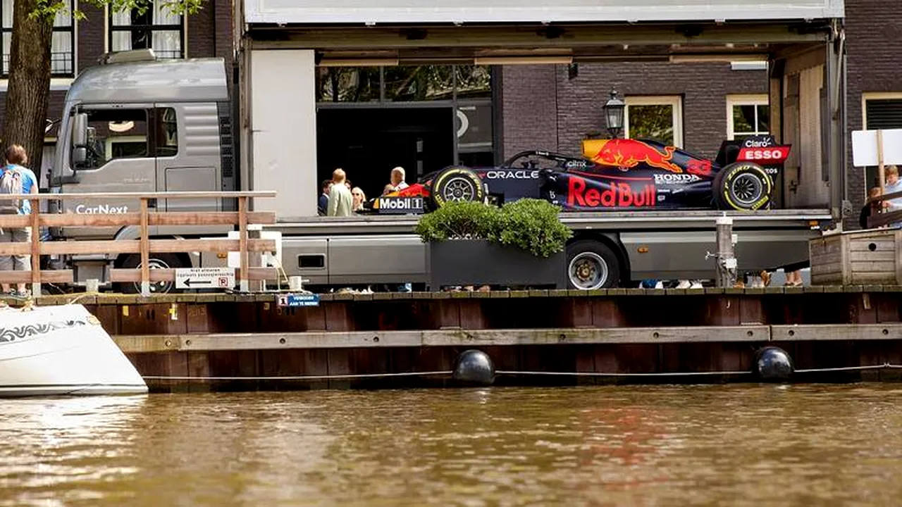 Formula 1: Max Verstappen s-a trezit cu maşina de curse ”livrată” acasă