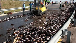 Un tir cu PET-uri de bere s-a răsturnat la intrarea în Iaşi. Mii de sticle s-au împrăştiat pe şosea
