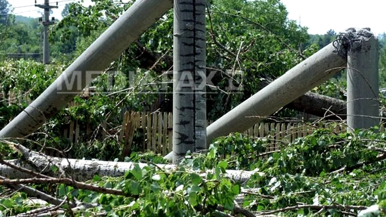 Furtuni în mai multe judeţe din ţară: Stâlpi de electricitate doborâţi de vânt, în Dâmboviţa. Peste 3.000 de consumatori din Argeş, Vâlcea şi Mehedinţi, fără energie electrică