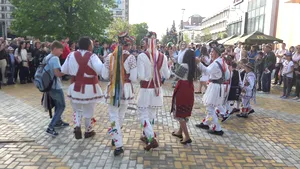 GALERIE FOTO, VIDEO Carnaval pe străzile din centrul Piteştiului. Sute de oameni au făcut spectacol de Ziua Tineretului