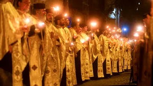 Mii de icoane, sfinţite în Duminica Ortodoxiei în Capitală. Episcopul Bucureştiului Timotei Prahoveanul: Să păstrăm icoanele în şcoli