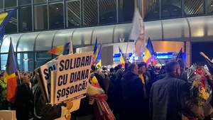 Protest al susținătorilor Dianei Șoșoacă la Otopeni, după ridicarea imunității în Parlamentul European