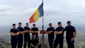 Drapelul României, arborat de jandarmi pe cel mai înalt vârf din Munţii Măcinului