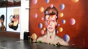 OMAGIU pentru David Bowie, la Londra: Sute de persoane au participat la o petrecere de stradă - VIDEO