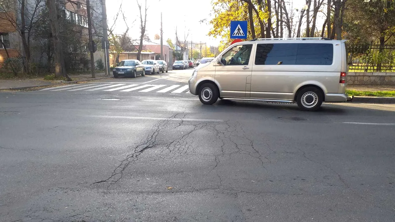 VIDEO | Un cartier din Galaţi a fost transformat în „labirint”. Localnicii au o singură ieşire din cartier