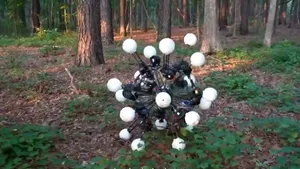 Americanii au construit un robot cu 20 de picioare și ochi care se mișcă și vede instantaneu în orice direcție