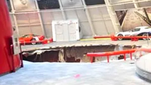 Opt maşini Corvette au căzut într-o groapă formată după surparea solului, într-un muzeu auto din SUA