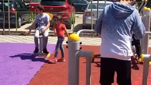 Un parc - loc de joacă -  din Bucureşti, modernizat în 11 zile