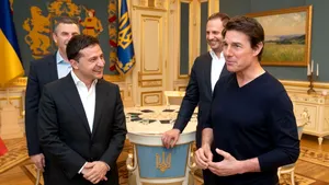 Când doi actori se întâlnesc: Volodimir Zelenski l-a invitat pe Tom Cruise la Kiev, în plin scandal politic. Ce reacţii au avut cei doi | VIDEO