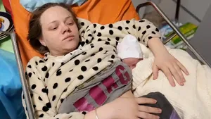 Tânăra însărcinată care a scăpat din bombardamentul maternităţii din Mariupol a născut o fetiţă FOTO