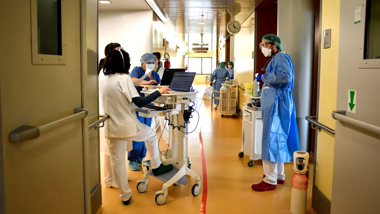 Peste 6% din bolnavii de COVID-19 din România lucrează în sistemul medical