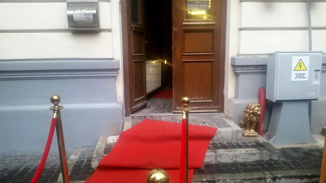 FOTO, VIDEO | Un leu auriu, furat de la Muzeul Kitsch-ului din Bucureşti. Recompensă - carpeta cu Răpirea din Serai