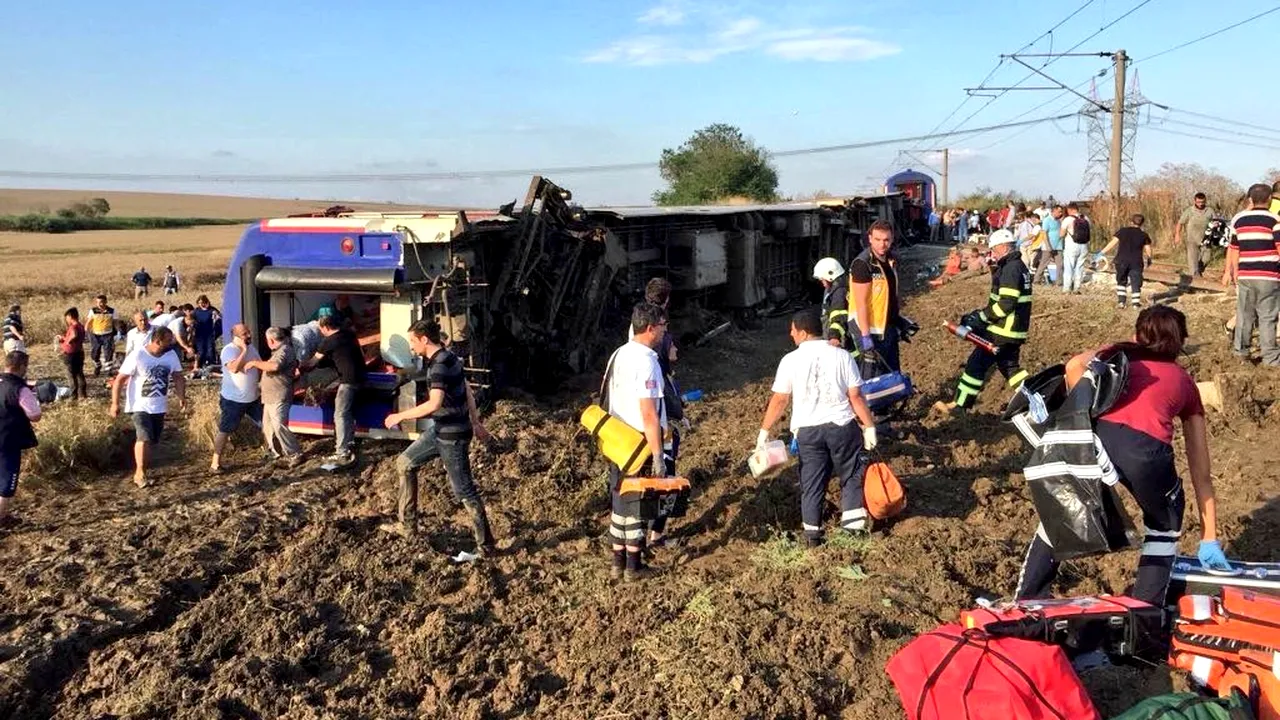 Un tren cu destinaţia Istanbul a deraiat. Cel puţin 10 persoane au fost ucise/ Ministerul de externe din România monitorizează situaţia