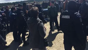 Protest la Mărişel pentru respectarea drepturilor moţilor. Oamenii s-au îmbrâncit cu jandarmii - FOTO