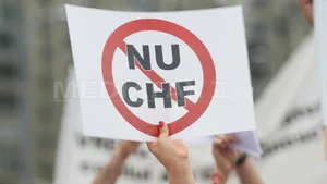 Românii cu credite în franci au ieşit din nou în stradă, după 5 luni în care nu s-au găsit soluţii