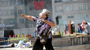 MEDIAFAX ZOOM: Turcia - Ultimele confruntări în Piaţa Taksim - GALERIE FOTO