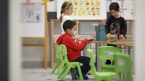 Motivul pentru care copiii de grădiniţă şi elevii din ciclul primar merg la şcoală în scenariu roşu