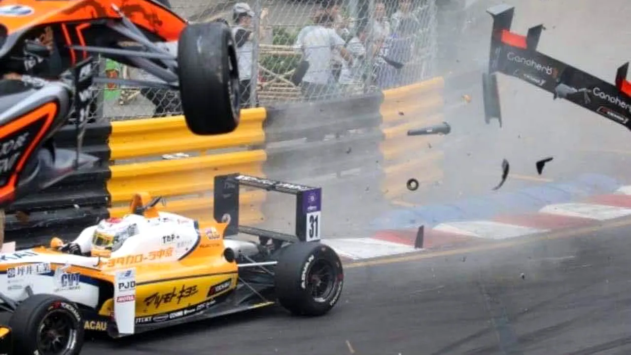 Noi imagini cu accidentul teribil din F3. Starea pilotului care a zburat în zidul de protecţie. Patru reprezentanţi ai presei, răniţi grav 