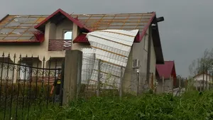 Furtună puternică în Botoşani: Acoperişuri luate de vânt şi copaci doborâţi pe maşini | FOTO