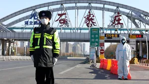 Pandemia de COVID. Un oraş din China intră în carantină. Preţurile petrolului scad odată cu reintroducerea măsurii 