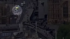 Autorul atacului cu vehicul din Londra este un britanic originar din străinătate/ Momentul dramatic, surprins de o cameră montată pe acoperişul Parlamentului | VIDEO
