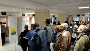 REPORTAJ: Cheltuiala şi drumul la analize, principalele griji ale celor aflaţi la coadă la permise - FOTO