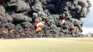 Cehia. Un tren care transportă o substanţă toxică a luat foc, un nor uriaş de fum s-a format