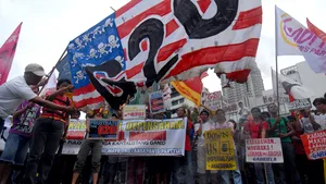 Un vehicul al poliţiei a intrat în participanţii la un violent protest antiamerican la Manila