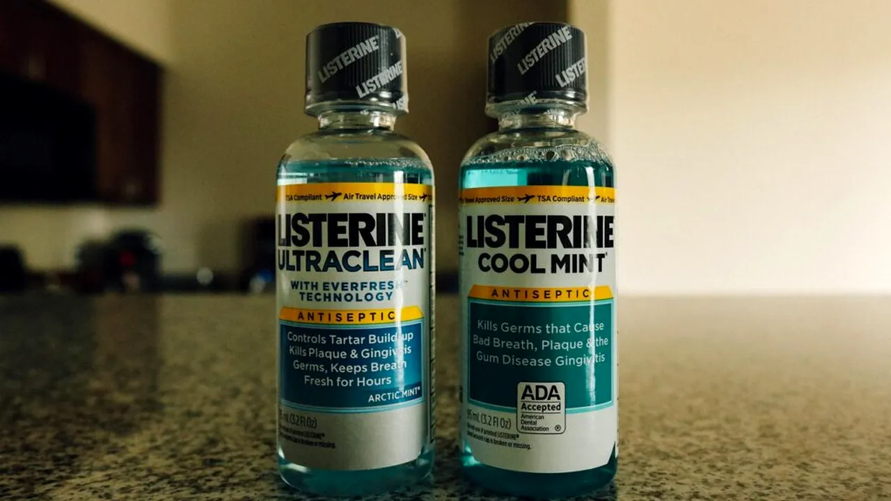 Apa de gură cu usturoi ar putea înlocui produsele de pe piață. Ce au aflat cercetătorii