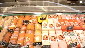 Studiu. Şapte români din 10 consumă cel puţin o dată pe săptămână mezeluri