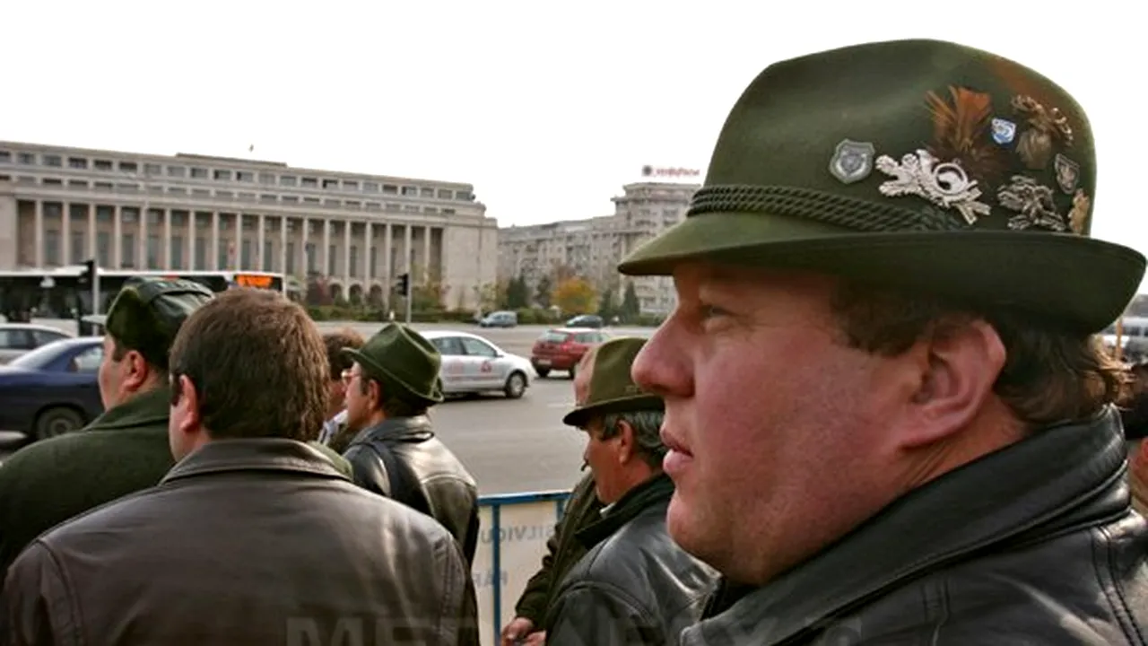 Aproximativ 100 de silvicultori pichetează sediul Guvernului