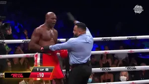 Belfort l-a făcut KO pe Holyfield în prima rundă