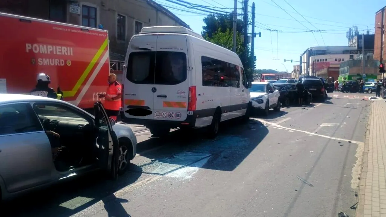 Plan Roșu de intervenție la Mediaș după un accident între un autobuz și mai multe mașini