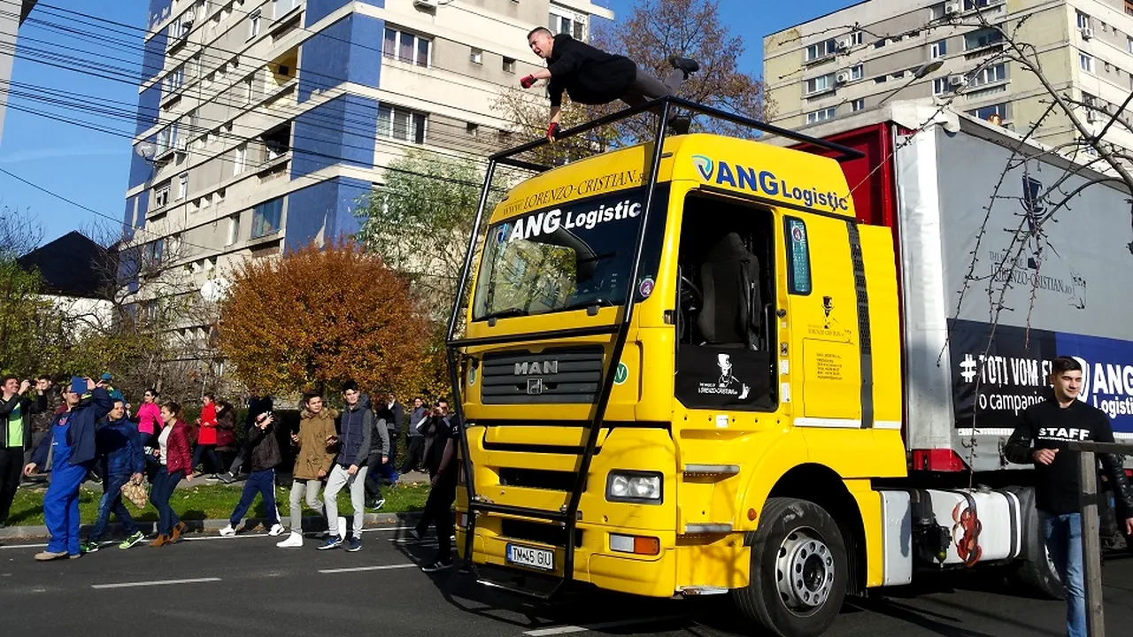 Număr de magie spectaculos la Timişoara: Un iluzionist a levitat deasupra unui tir de 13 tone fără şofer, aflat în mers chiar pe străzile oraşului - GALERIE FOTO, VIDEO