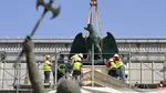 Un simbol dispărut al Bucureștiului se întoarce după 82 de ani. Vulturul și grifonii, montați pe Palatul Universității