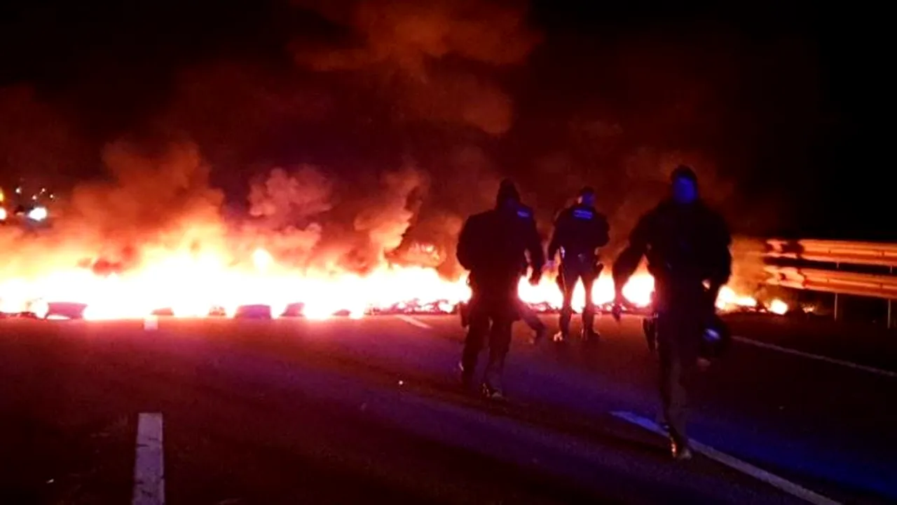 Manifestaţii violente în Spania: Incendii, autostrăzi blocate şi proteste pe fondul judecării celor 12 politicieni separatişti